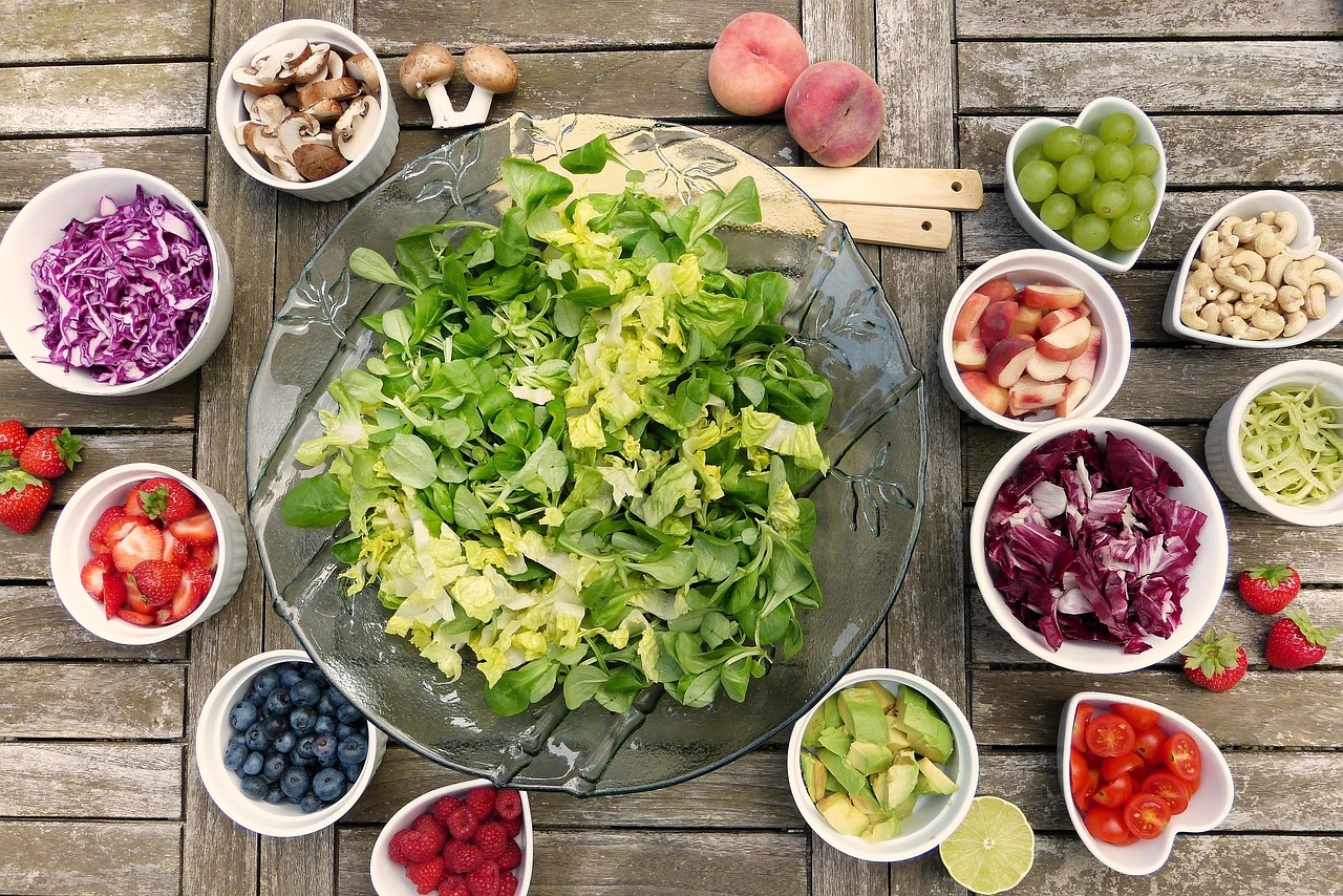 Varietà di condimenti disposti in ordine per preparare un'insalata perfetta.