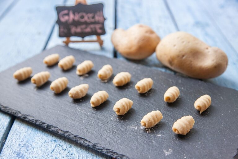 Gnocchi di patate morbidi e deliziosi, preparati con patate vecchie e poca farina.