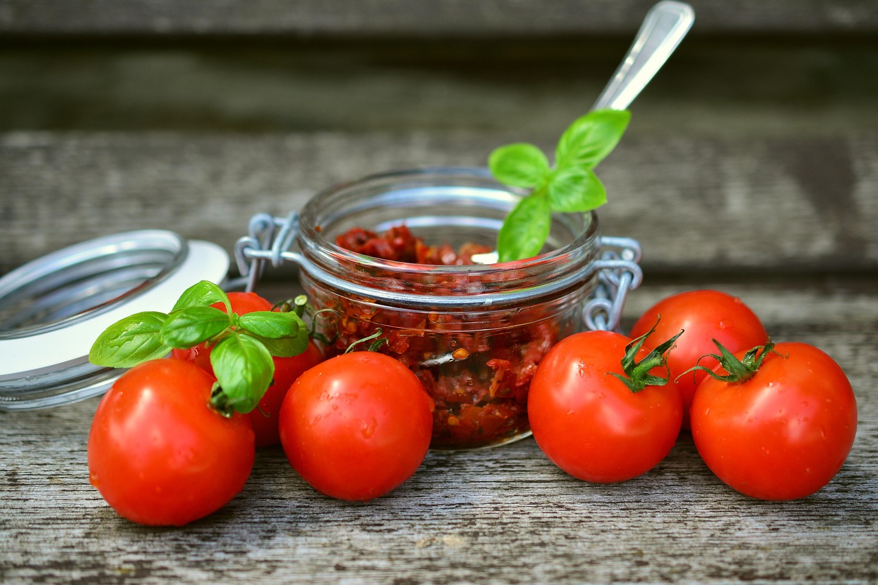 Bucce di pomodoro fresche tagliate, pronte per un condimento saporito.