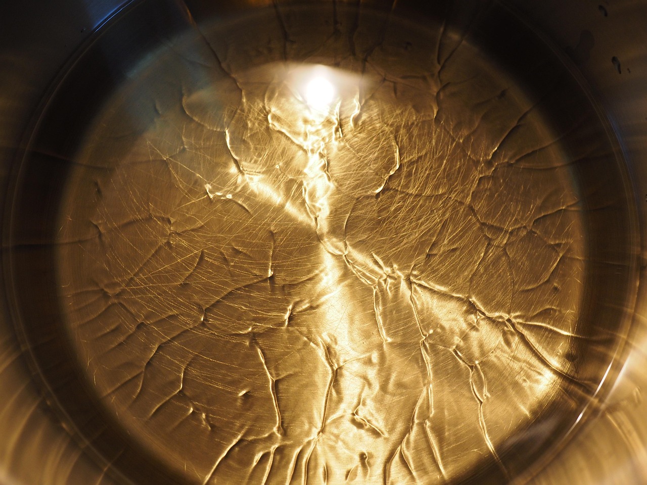 Soffritto in padella con olio e acqua, ideale per evitare bruciature.