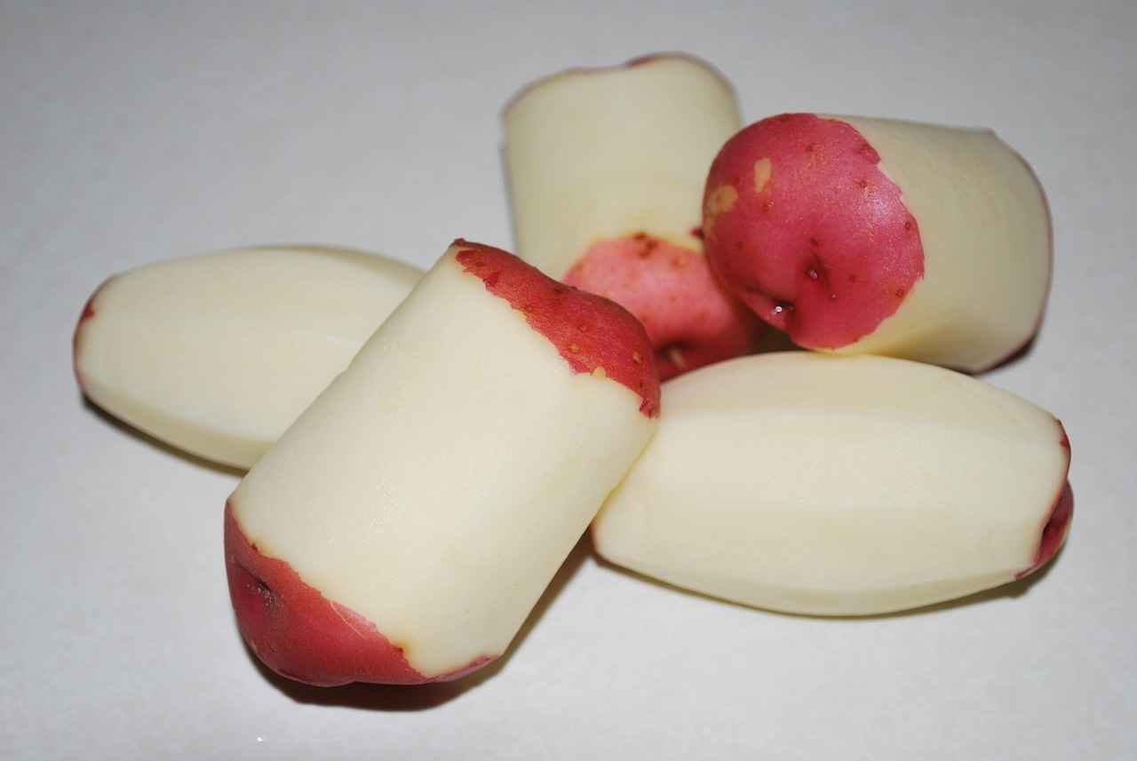 Purè di patate cremose preparato con un mixer a immersione per una consistenza liscia e perfetta.