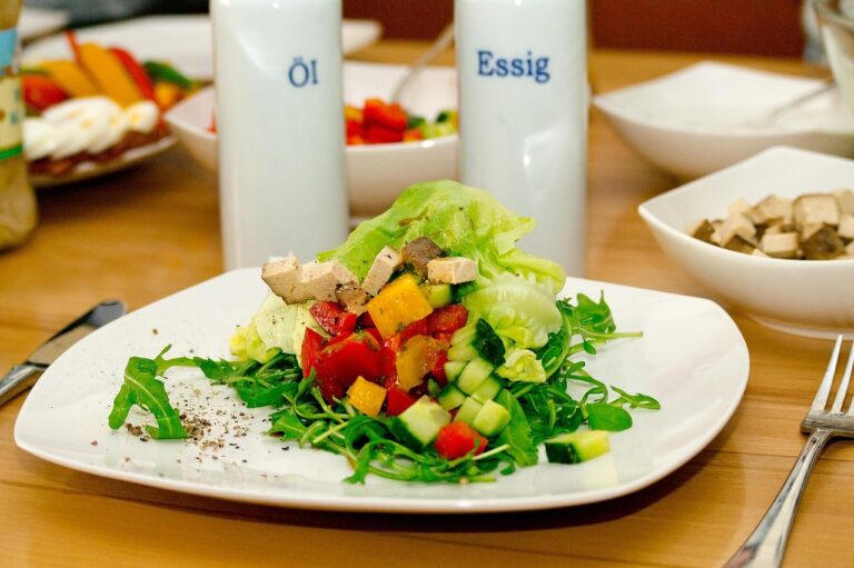 Momento preciso dell'aggiunta dell'olio in un'insalata perfetta, con ingredienti freschi e colorati.