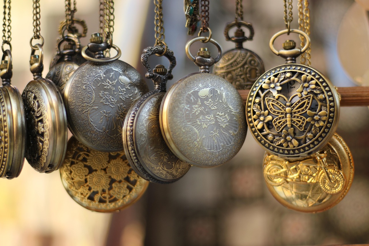 Catenine d'oro usate in vendita, simbolo di opportunità per guadagnare.