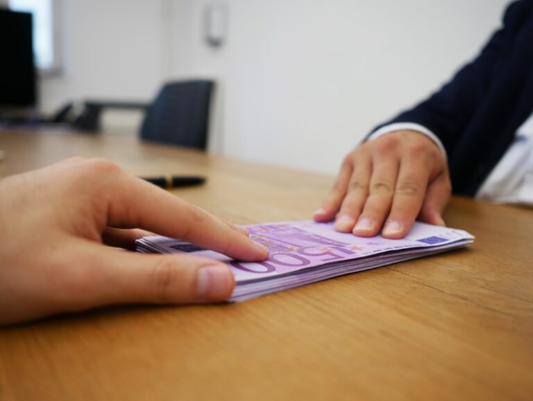 Immagine che illustra il concetto di pignoramento dello stipendio, evidenziando diritti dei lavoratori.