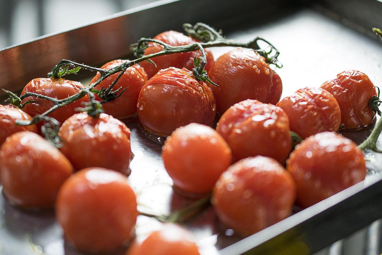 Pomodori con pelle incisa a croce pronti per essere sbollentati in acqua calda.