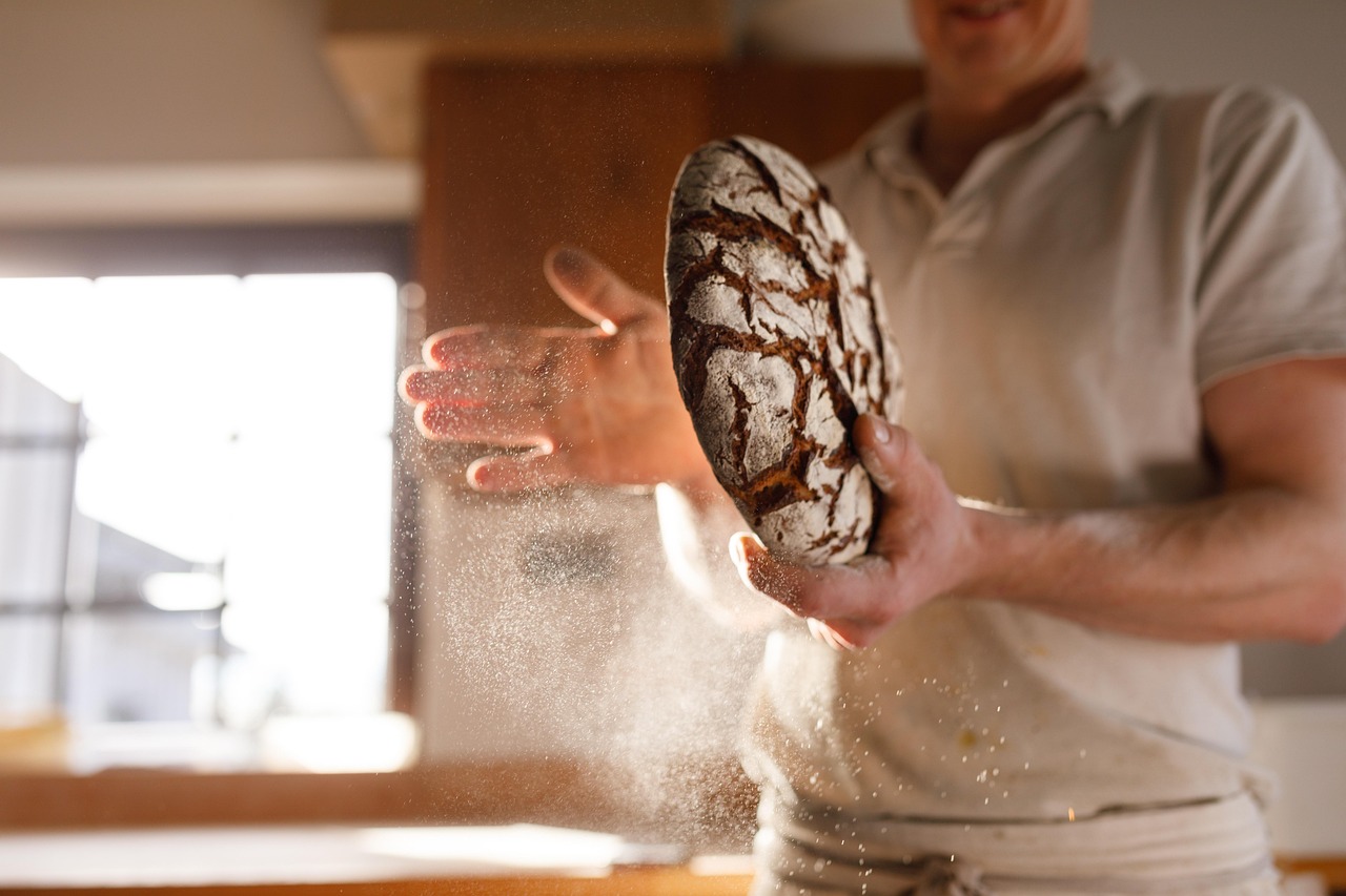 Pane appena sfornato con crosta dorata, evidenziando l'importanza del vapore nel forno.