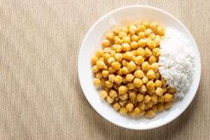 Acqua dei legumi in scatola montata a neve, alternativa vegetale agli albumi.