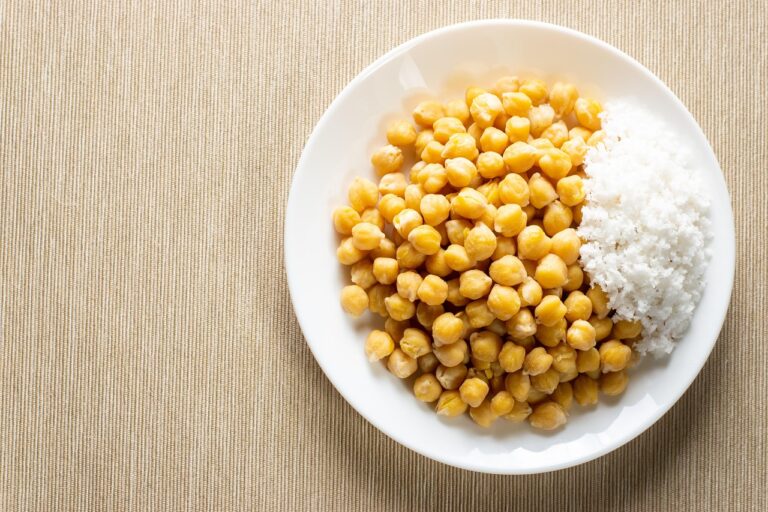 Acqua dei legumi in scatola montata a neve, alternativa vegetale agli albumi.