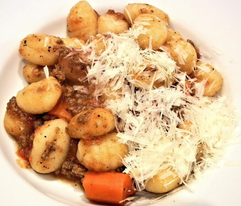 Gnocchi dall'aspetto eccessivamente farinato, simbolo di un impasto sbagliato.