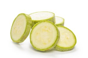 Zucchine trifolate in padella, color verde brillante, senza coperchio per evitare che diventino lesse.