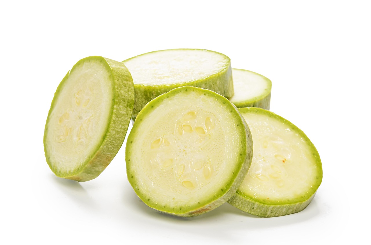 Zucchine trifolate in padella, color verde brillante, senza coperchio per evitare che diventino lesse.