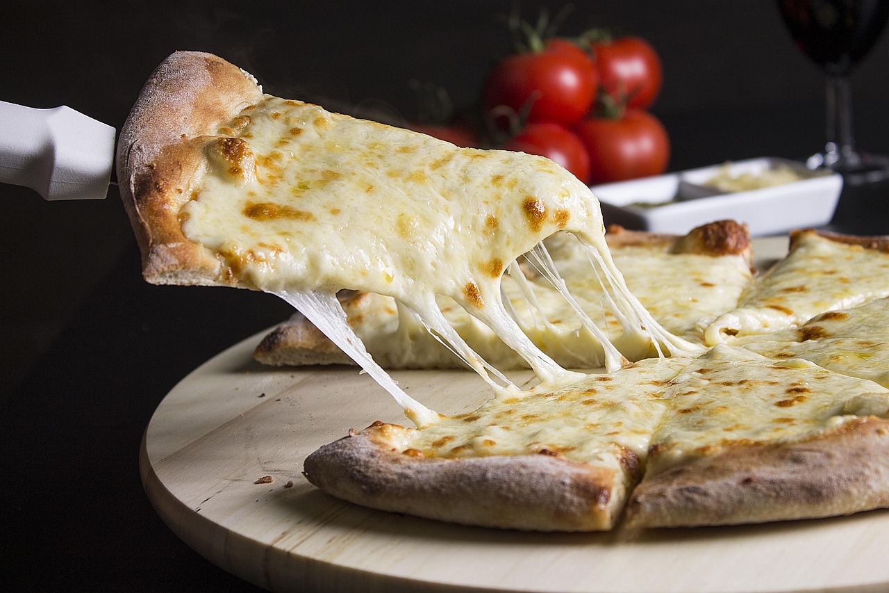 Immagine di acqua di governo della mozzarella versata in una ciotola per impastare la pizza.