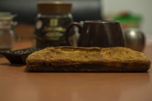 Torta allo yogurt decorata, preparata utilizzando il vasetto come misurino. Perfetta e facile da realizzare.