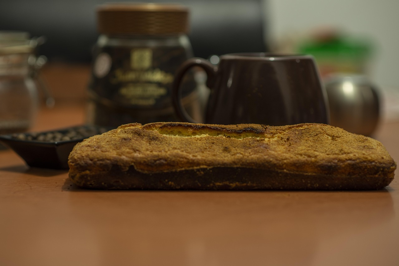 Torta allo yogurt decorata, preparata utilizzando il vasetto come misurino. Perfetta e facile da realizzare.