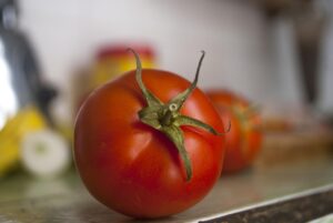Pomodori freschi su un tavolo, evidenziando la freschezza e il colore vibrante.