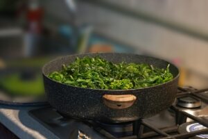 Cime di rapa sbollentate pronte per essere ripassate in padella con aglio e olio.