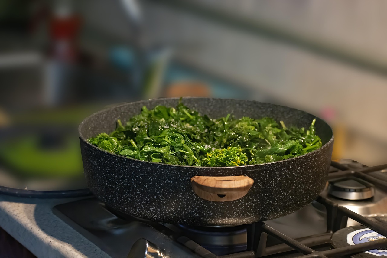 Cime di rapa sbollentate pronte per essere ripassate in padella con aglio e olio.