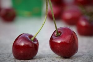 Ciliegie senza noccioli, metodo con bottiglia e cannuccia illustrato in un tutorial.